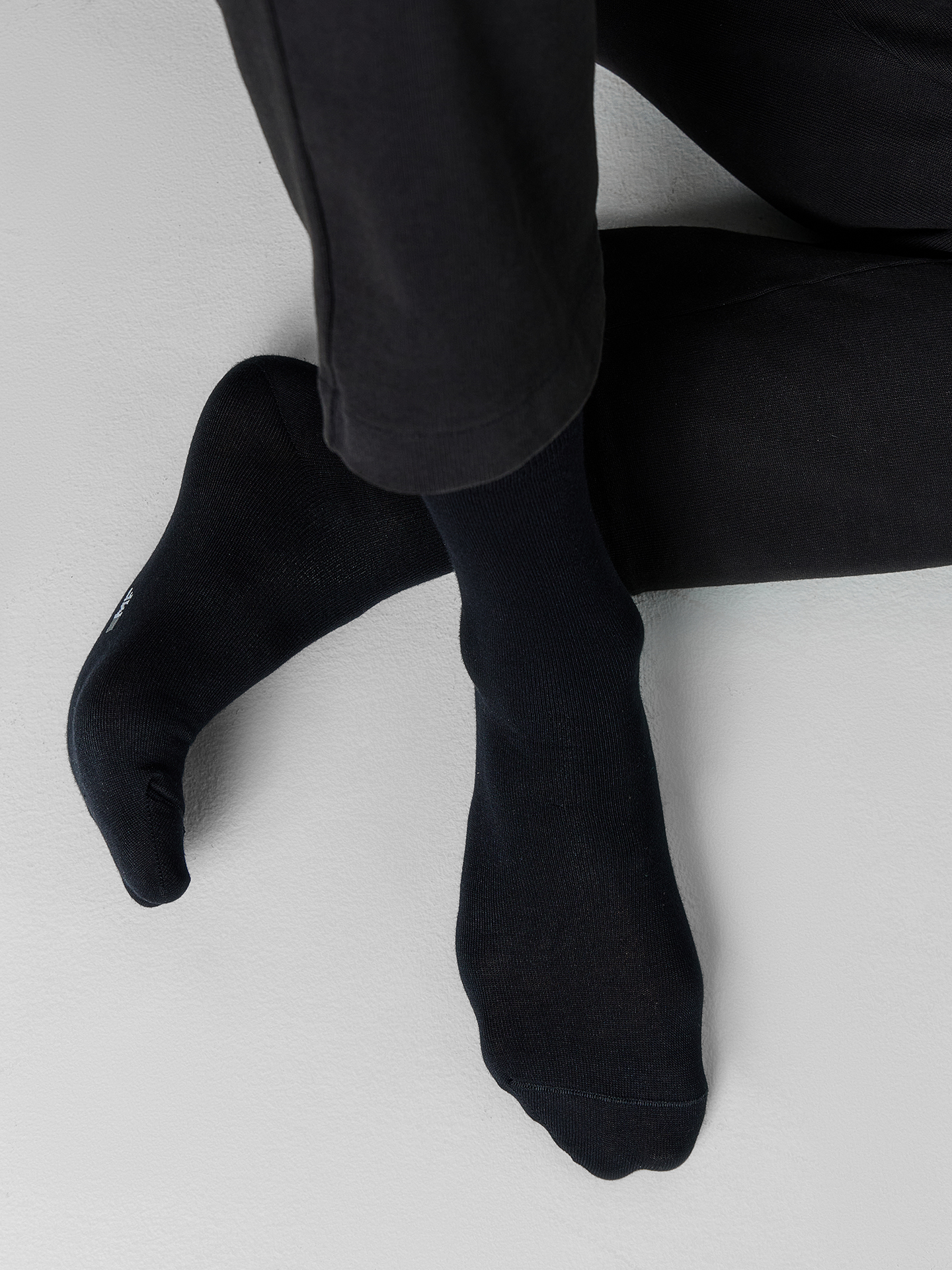 картинка Мужские высокие носки черного цвета из шерсти и бамбука от магазина мужской одежды Mark Formelle